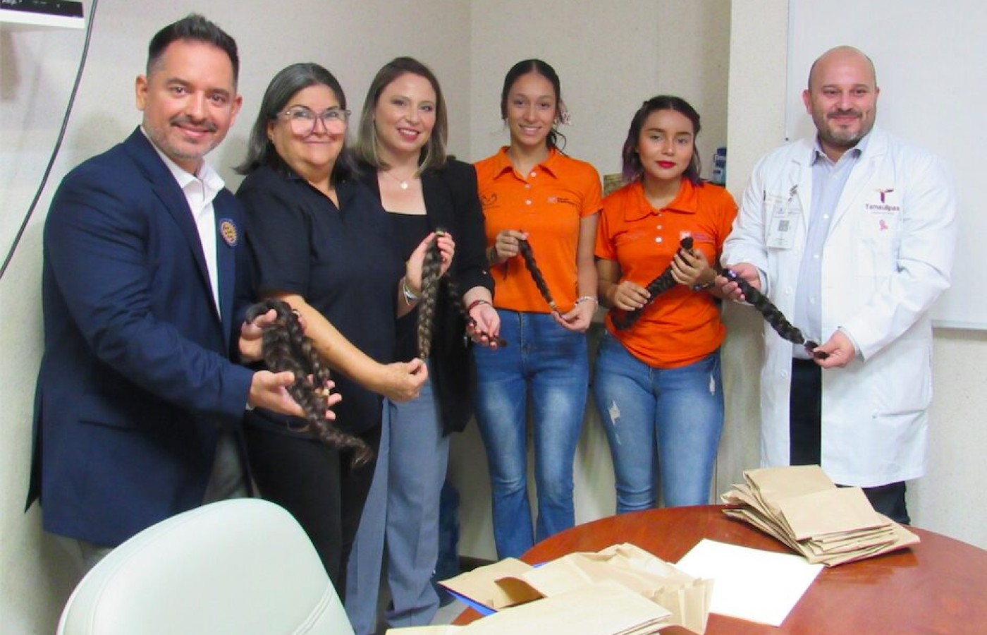 Estudiantes de la UAT refuerzan campaña para elaborar pelucas oncológicas