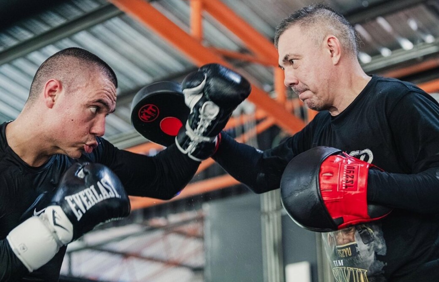TIM TSZYU REFLEXIONA SOBRE ENTRENAR JUNTO A SU PADRE
