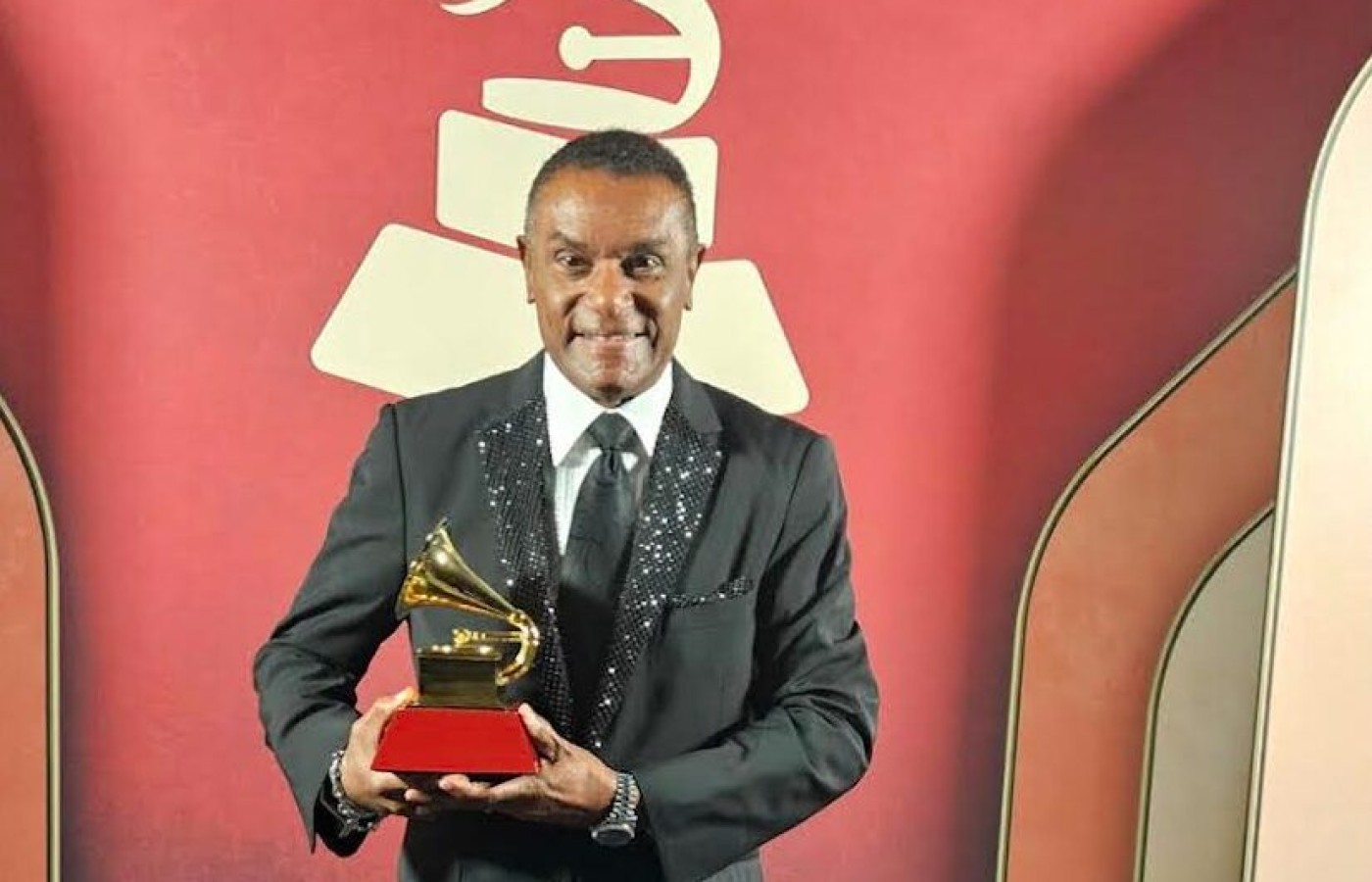 “Señores, el bolero está vivito y coleando”, afirma El Canario, tras ganar el Latin Grammy