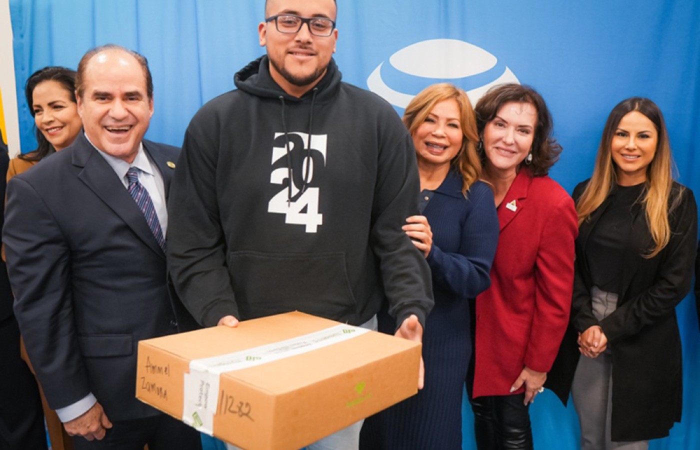 STC, AT&T host third laptop distribution in time for the holidays