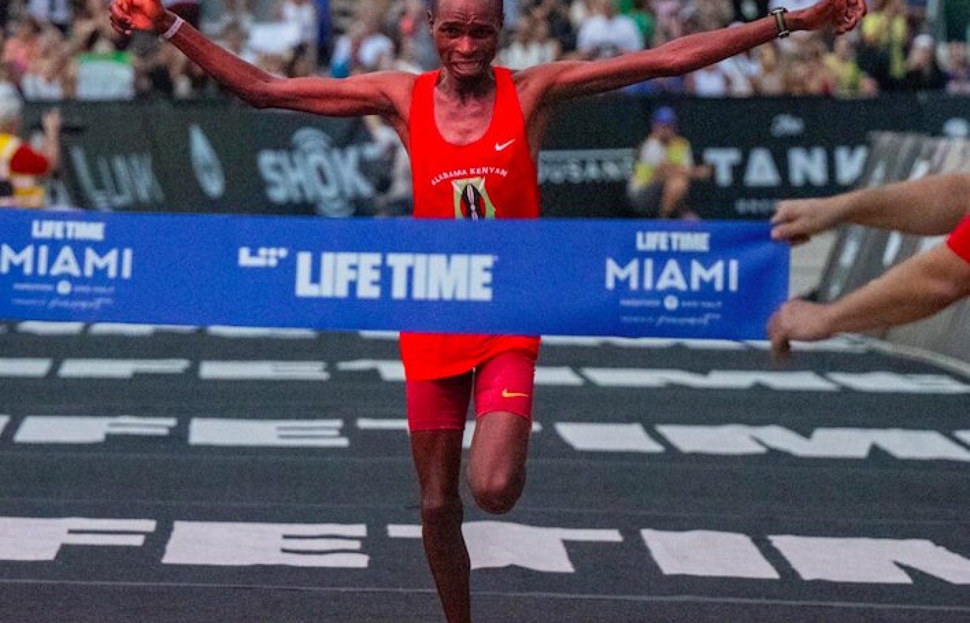 Agricultor de té y café de Kenia Paul Eyanae, gana El Life Time Miami Marathon & Hal