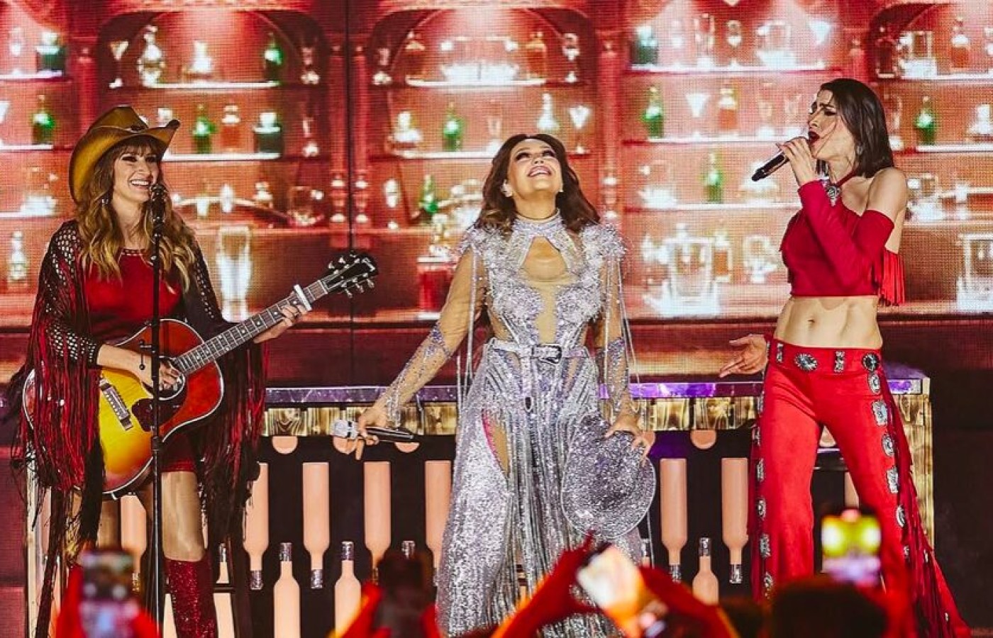Ha-Ash y Thalía deslumbran en Premio Lo Nuestro con el estreno de "Amiga date cuenta"