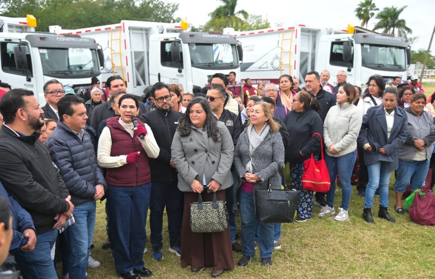 Entrega Mónica Villarreal seis nuevos camiones recolectores de basura