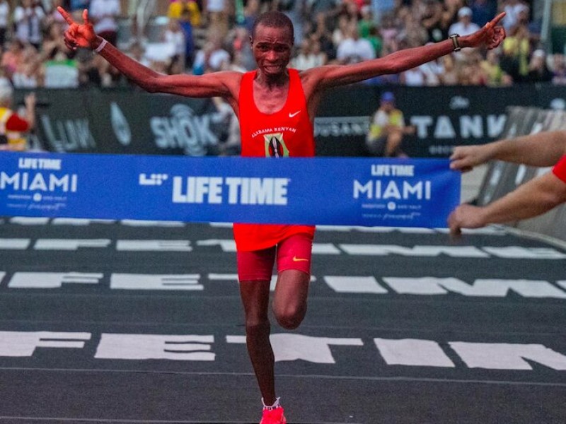 Agricultor de té y café de Kenia Paul Eyanae, gana El Life Time Miami Marathon & Hal