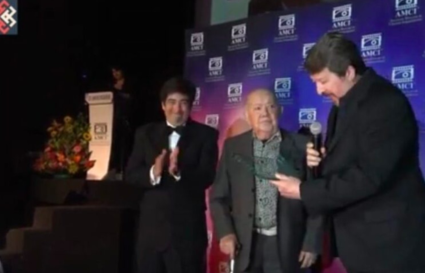 Sergio Corona recibe homenaje por su trayectoria, a sus 96 años de edad