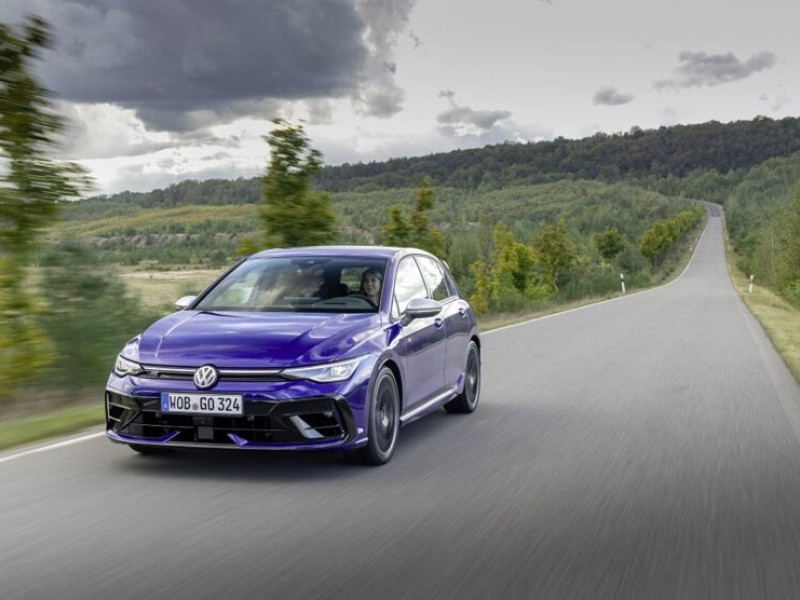 Volkswagen da a conocer el precio oficial de sus renovados Golf GTI y Golf R del 2025