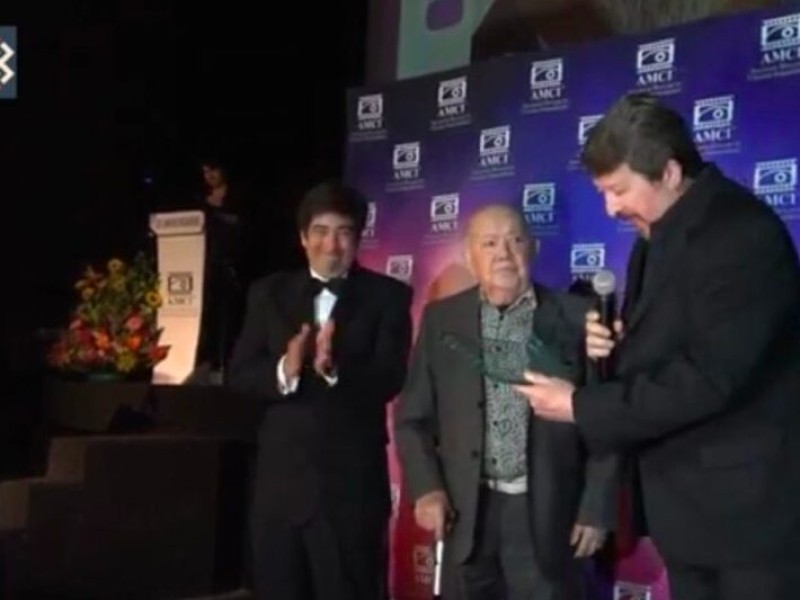 Sergio Corona recibe homenaje por su trayectoria, a sus 96 años de edad