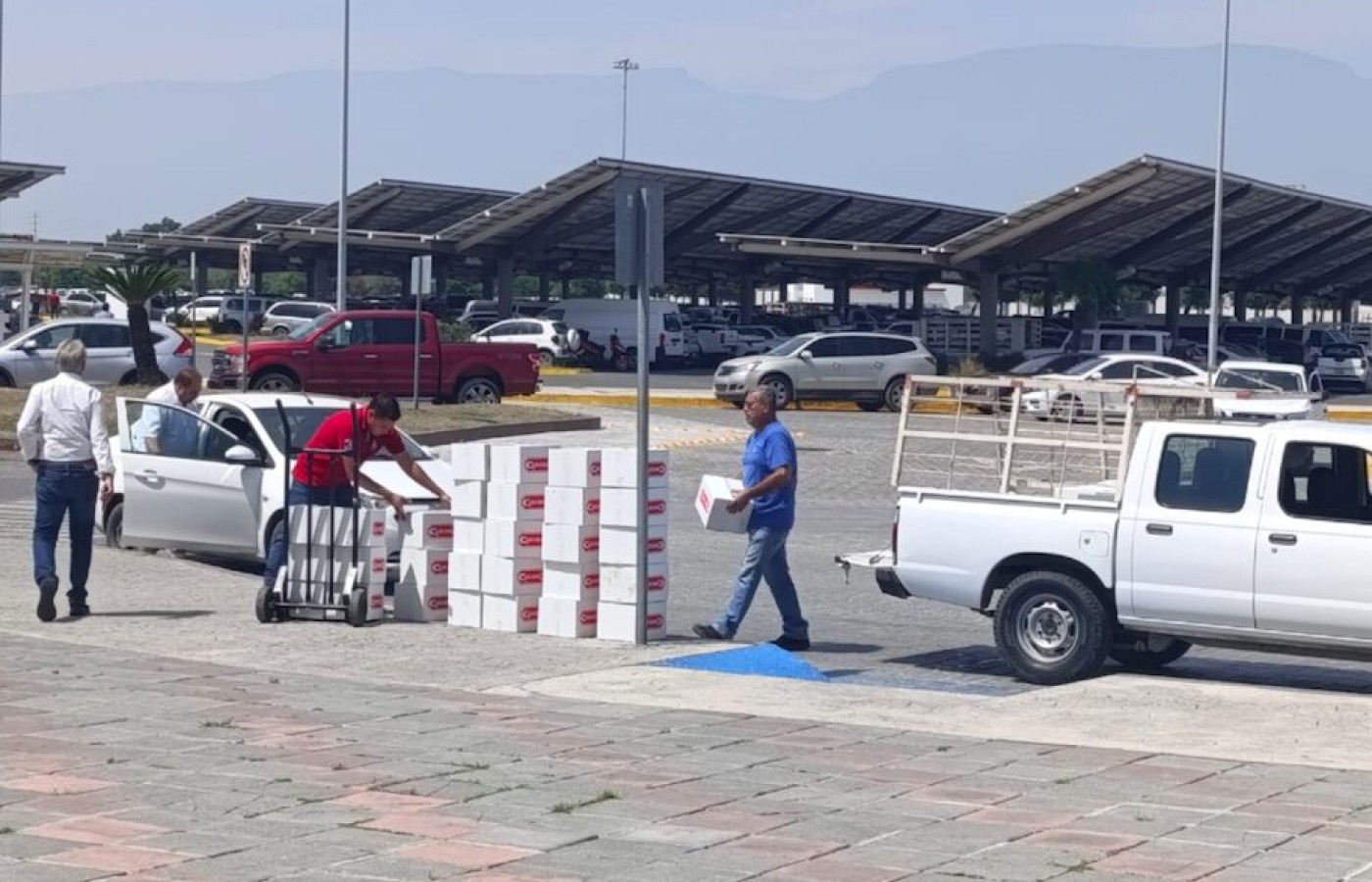 Apoya personal del ITAVU a familias afectadas por inundaciones en Reynosa