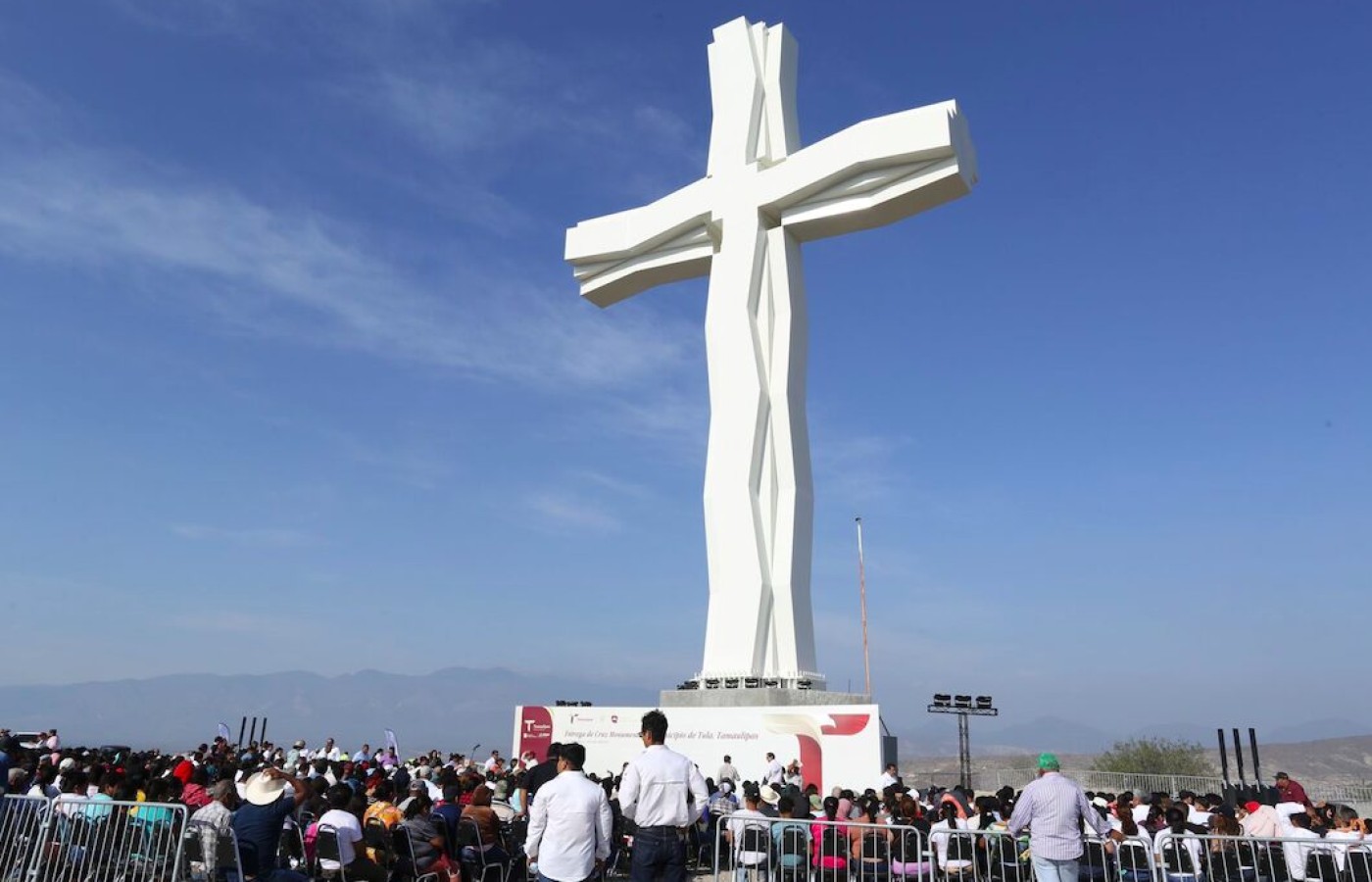 Entrega el gobernador a Tula la cruz más grande de México