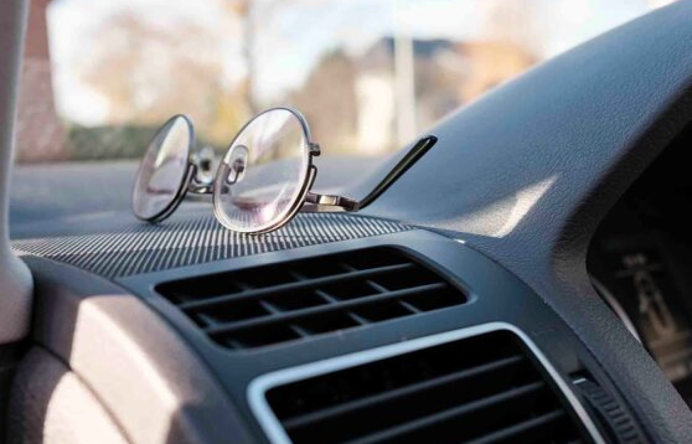 ¡Cuidado con el calor! Objetos que no debes dejar en el auto 