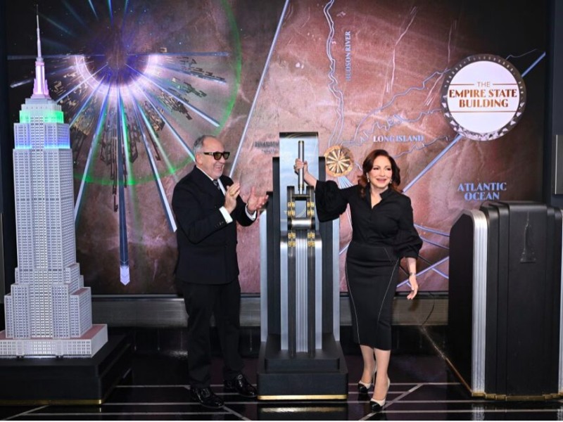 Empire State Building se iluminó para celebrar 50 años de carrera musical de Gloria Estefan