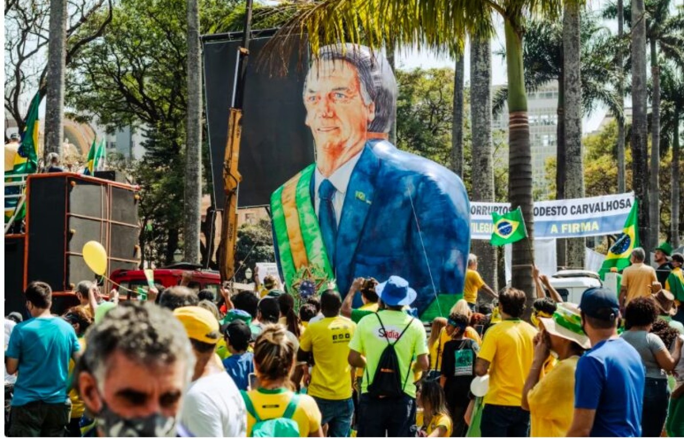 ¿Puede una tobillera electrónica frenar la influencia política de Bolsonaro?