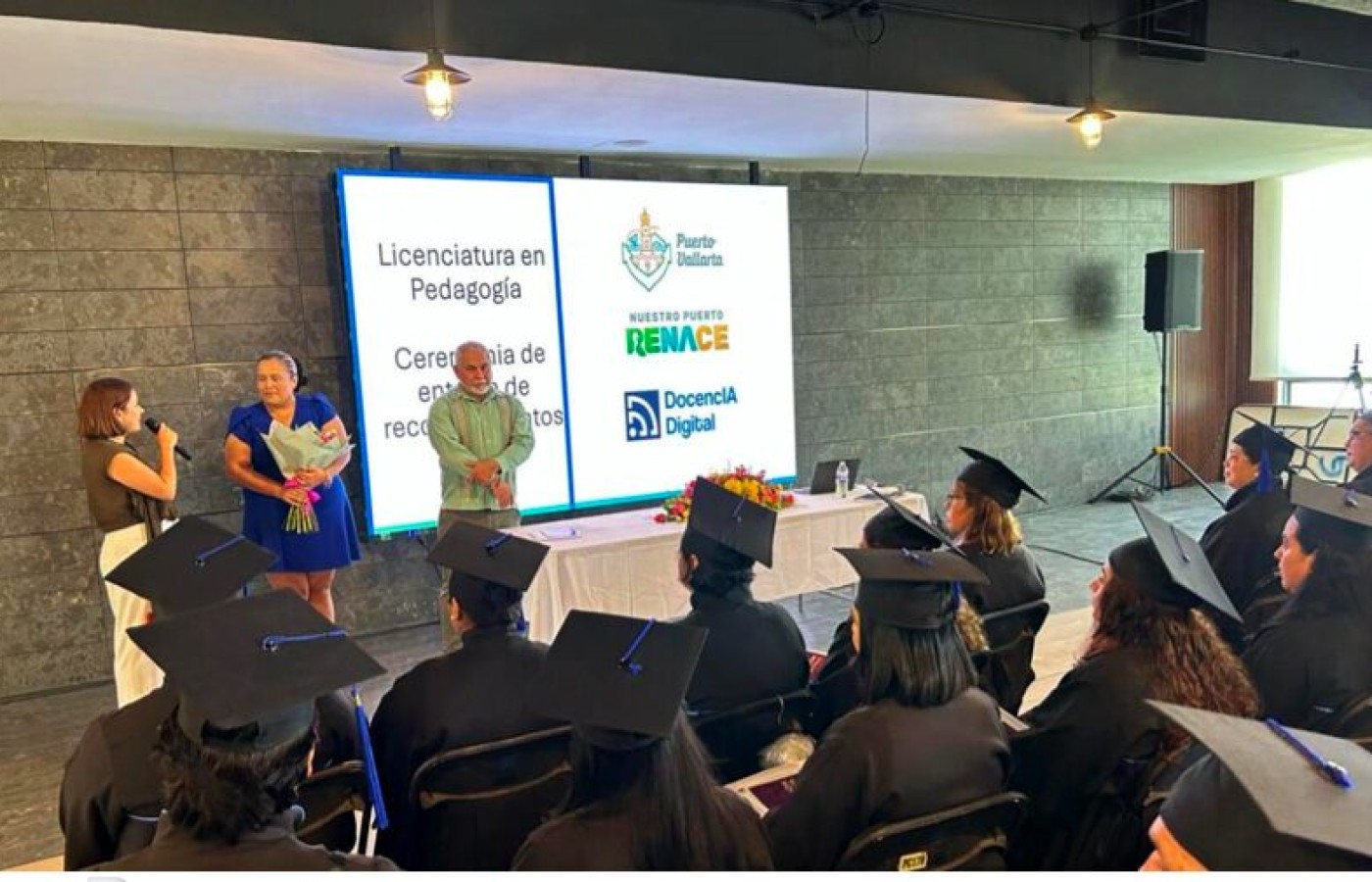 Más vallartenses cumplen su sueño de titularse en Pedagogía