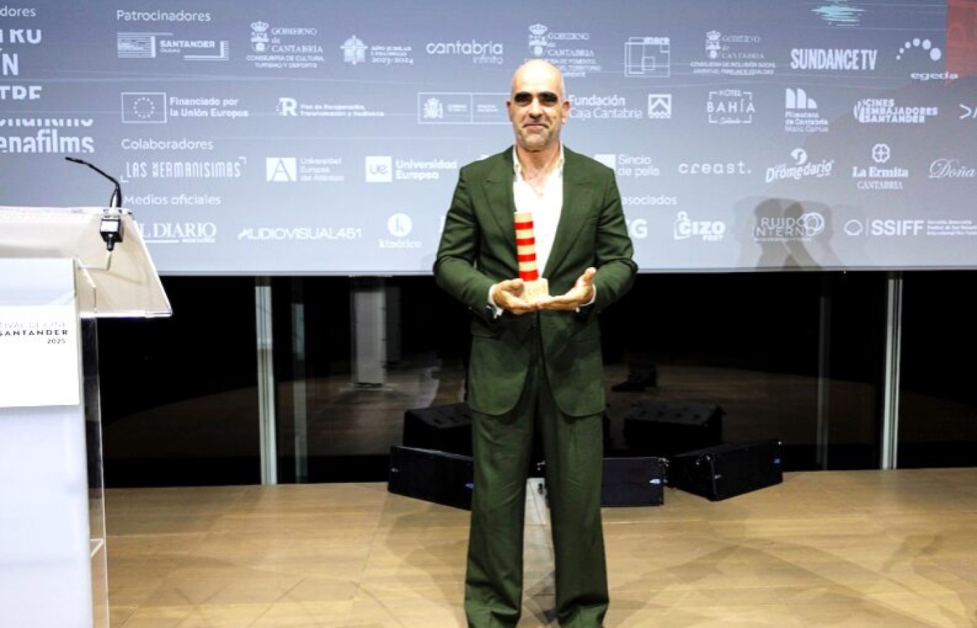 Denuncia actor español Luis Tosar el atroz genocidio de Gaza al recibir el Faro de Honor del Festival de Santander