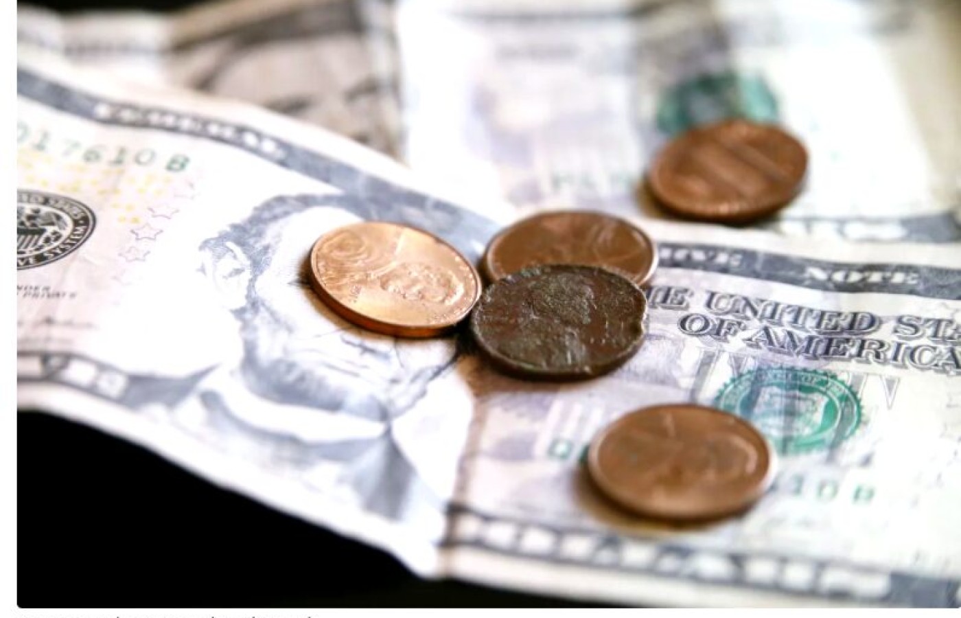Dólar mantiene piso sólido ante enfriamiento gradual de la economía de EU
