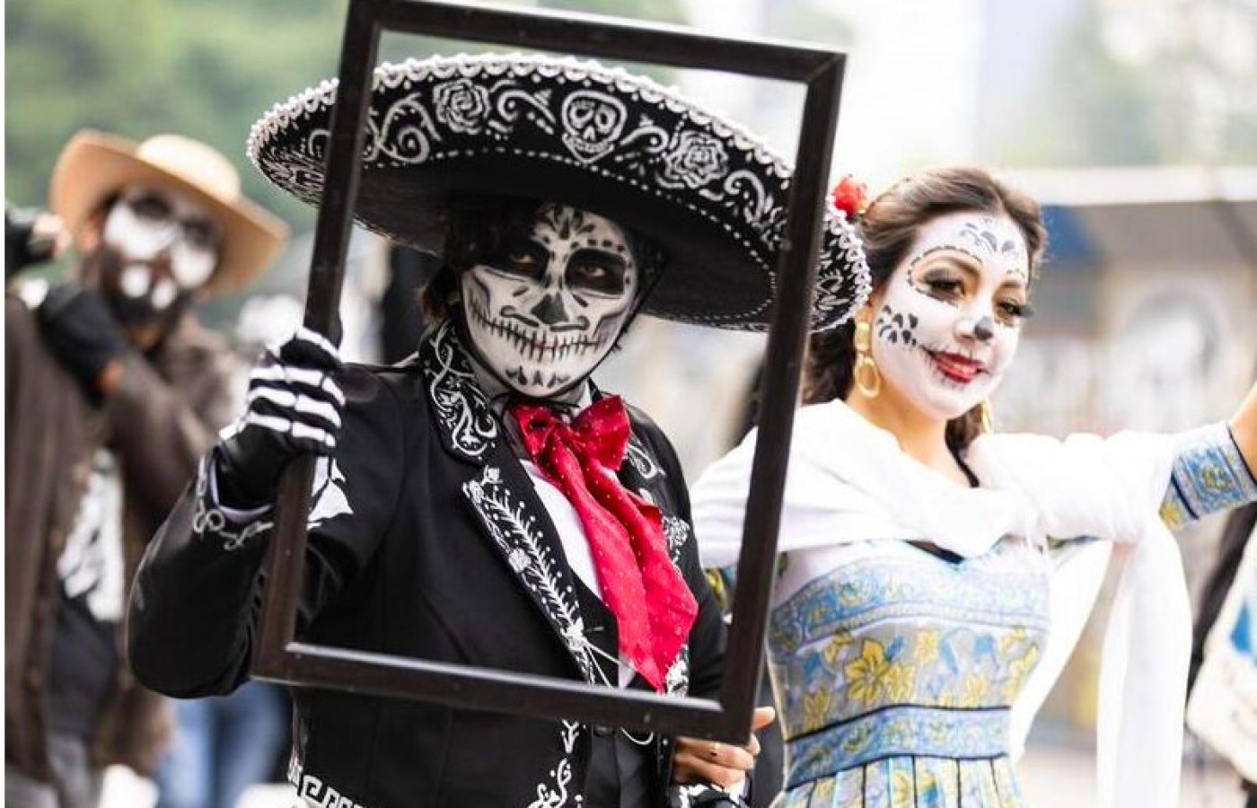 Algarabía, color y tradición llenan las calles de Ciudad de México en honor a sus muertos