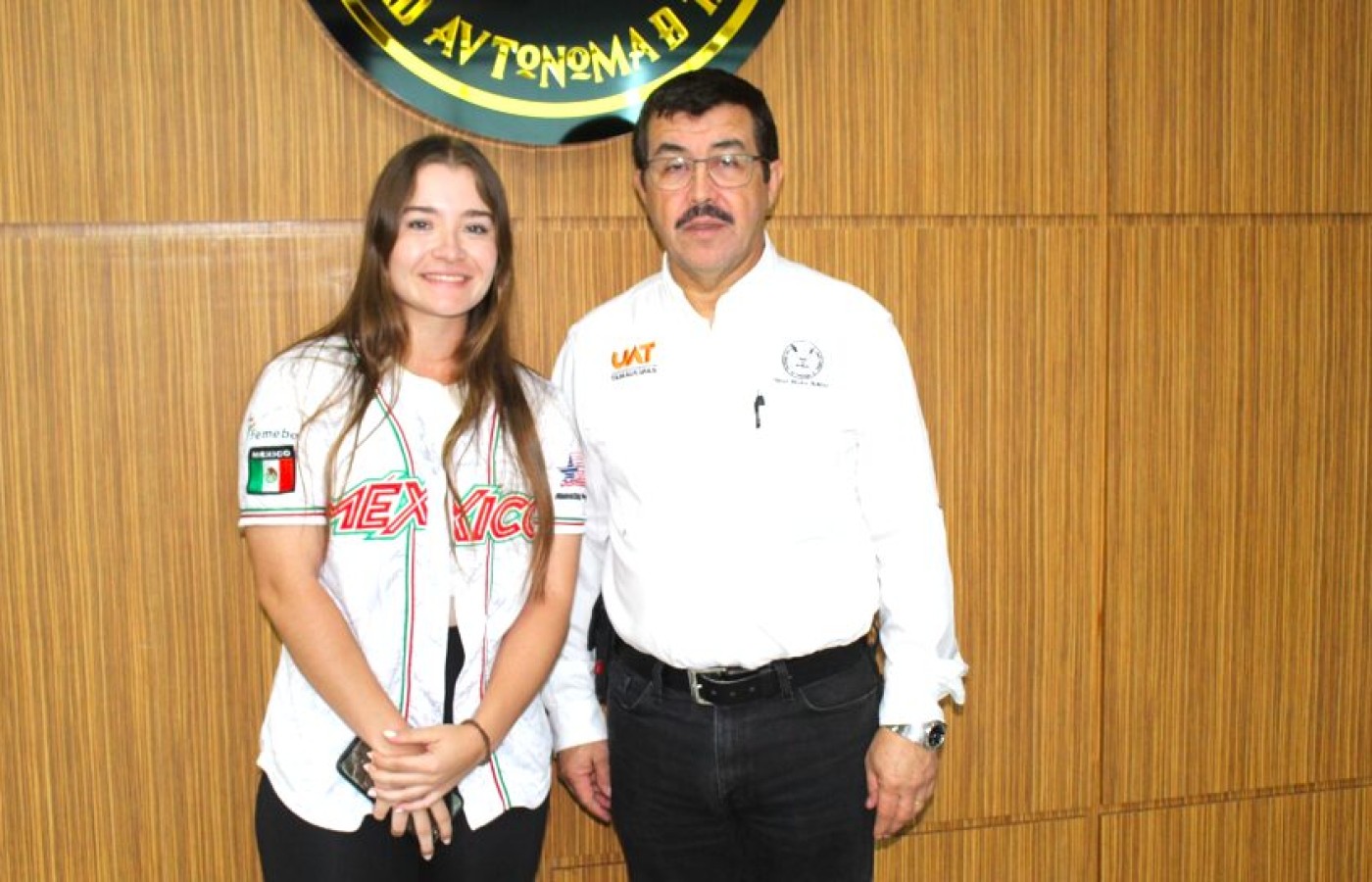 Felicita rector a Edith de Leija por sus éxitos en el béisbol internacional