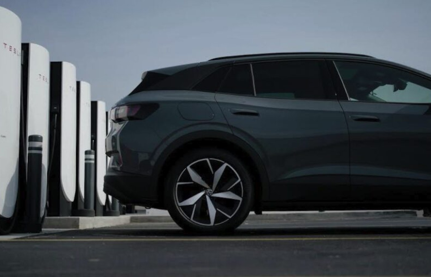 Volkswagen anuncia el acceso a la red de Supercargadores de Tesla y la disponibilidad del adaptador de CC NACS