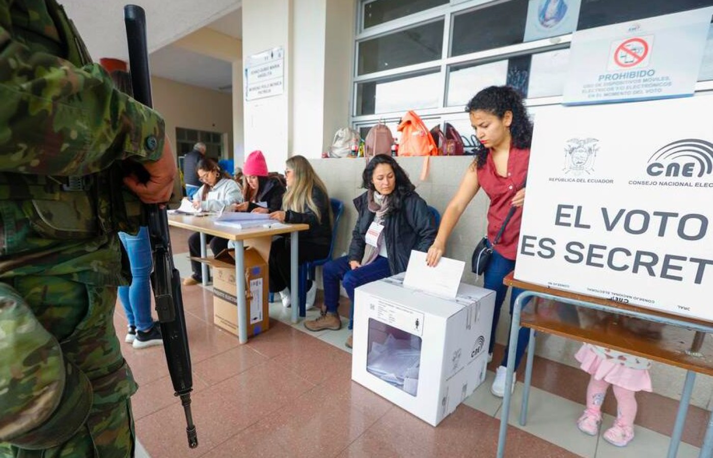 Ecuatorianos rechazan en referendo constitucional retorno de bases militares extranjeras al país