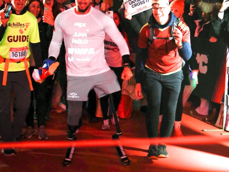 El último en llegar, el más grande: Juan Pablo Dos Santos culmina el Maratón de Nueva York con doble prótesis