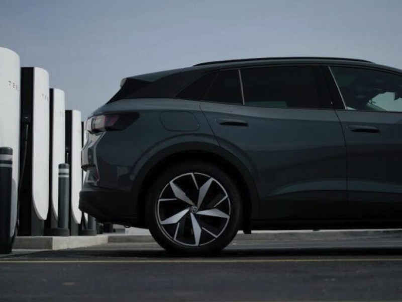 Volkswagen anuncia el acceso a la red de Supercargadores de Tesla y la disponibilidad del adaptador de CC NACS