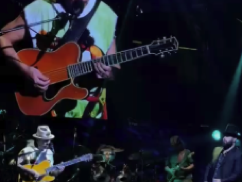 Carlos Santana y Carín León estrenan en vivo “Velas” en Las Vegas