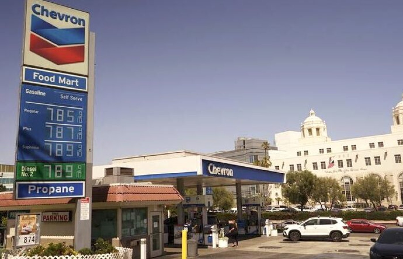 Trump anuncia propuesta para flexibilizar normas de ahorro de combustible para fabricantes de automóviles