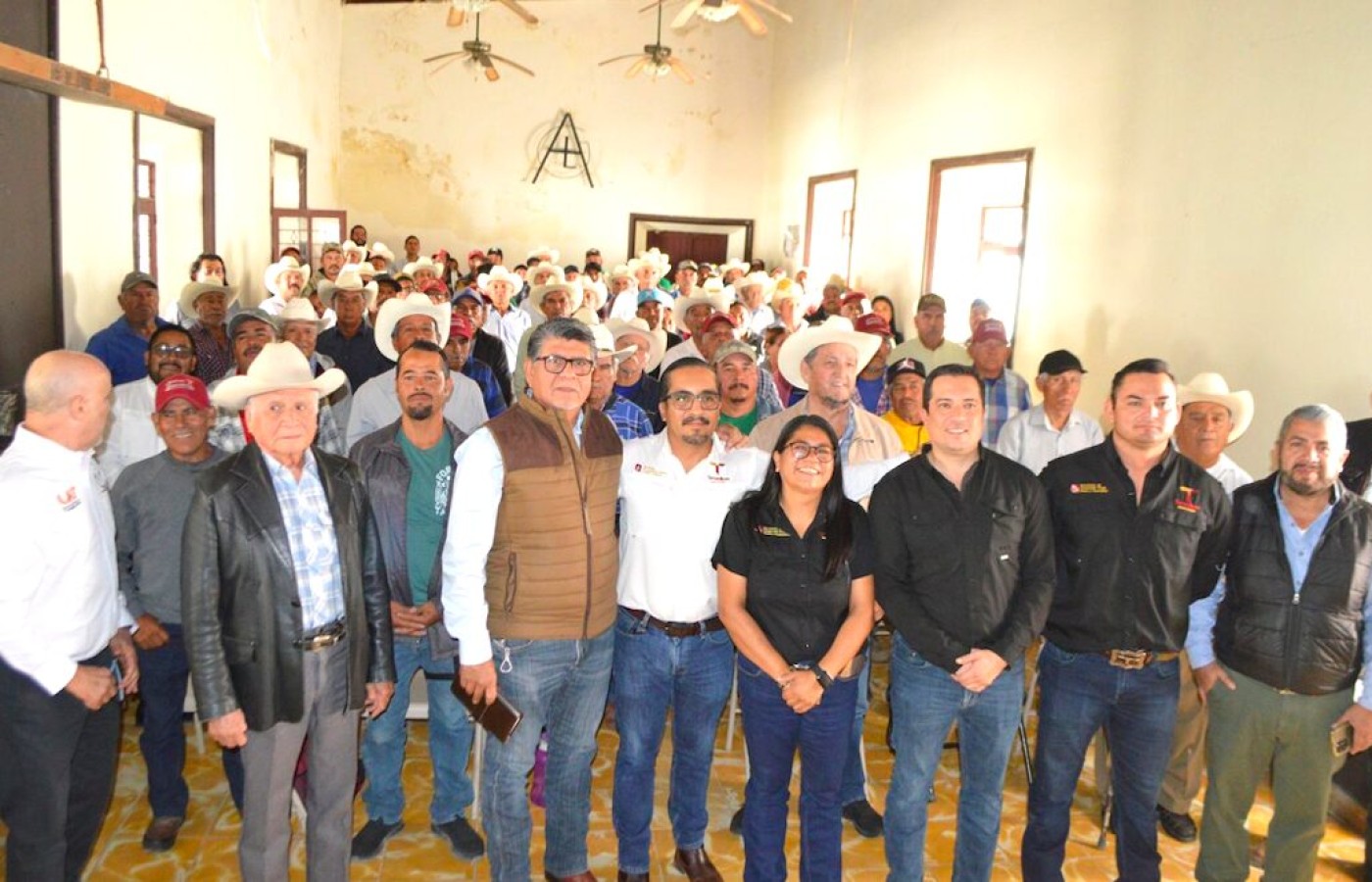 Realiza Economía jornada de capacitación para productores de mezcal