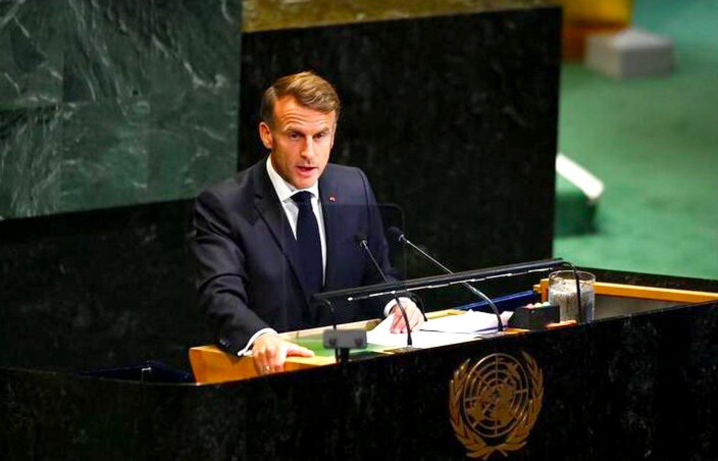 Cae índice de aprobación de Macron a nivel récord, muestra encuesta