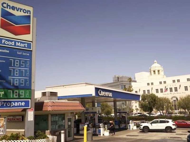 Trump anuncia propuesta para flexibilizar normas de ahorro de combustible para fabricantes de automóviles