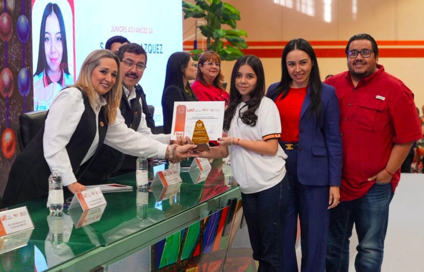 Entrega la UAT reconocimientos a estudiantes del CeINA