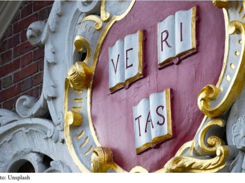 Trump exige mil millones de dólares a Harvard y agrava su ofensiva contra universidades