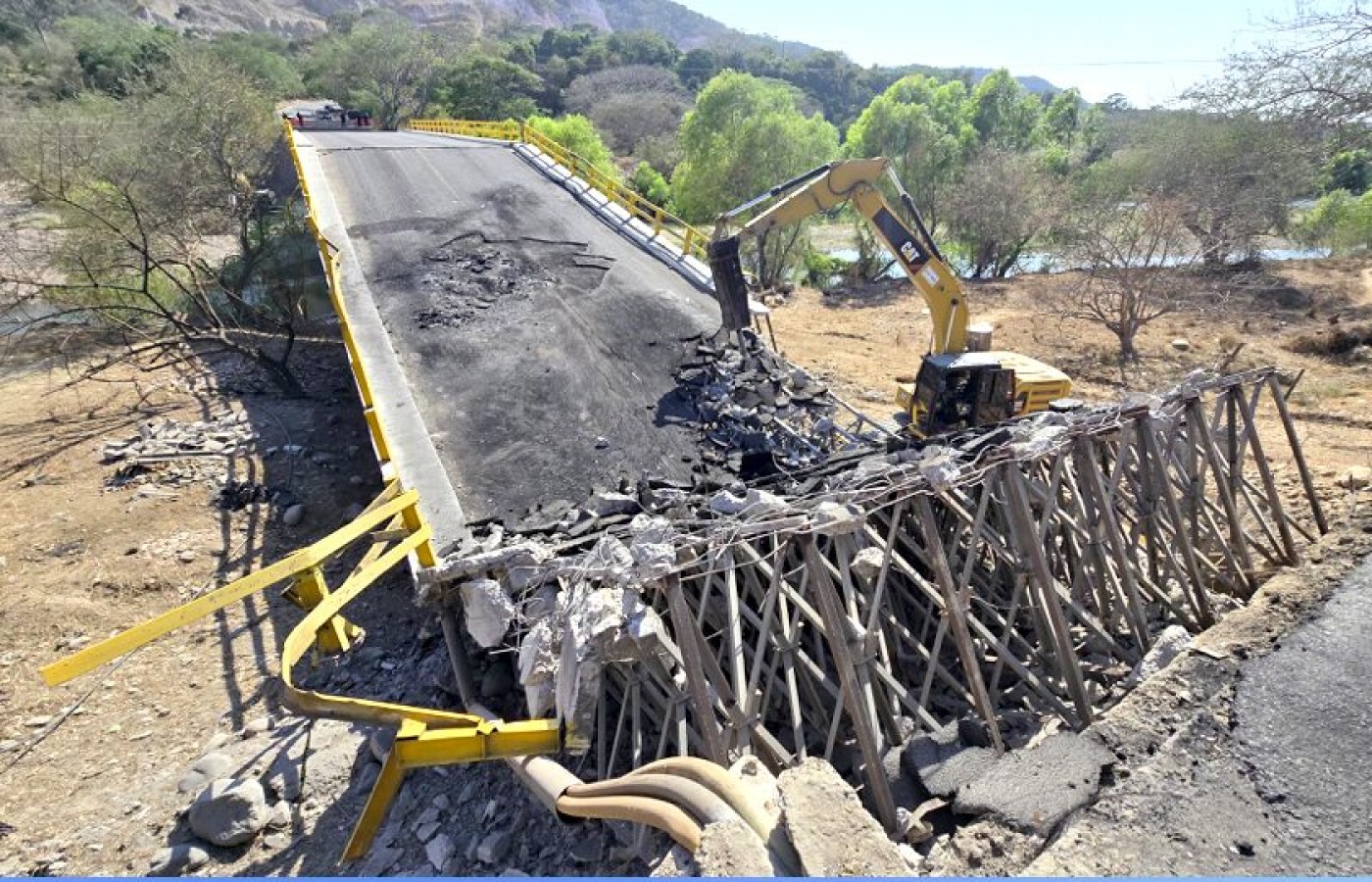 Inician trabajos de demolición del puente de la  Desembocada