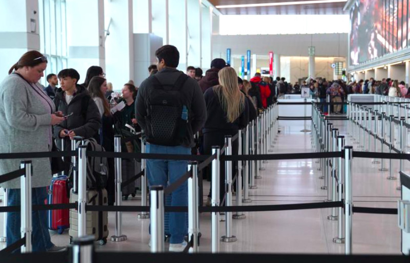 Largas filas en aeropuertos por cierre parcial de gobierno