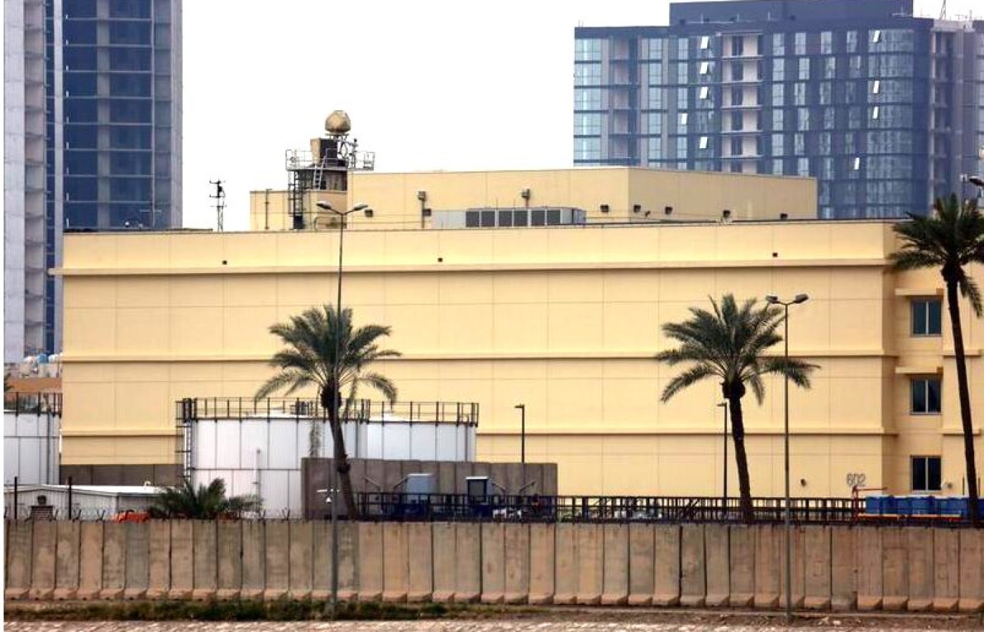 Atacan Embajada de EU en Bagdad y se produce un incendio