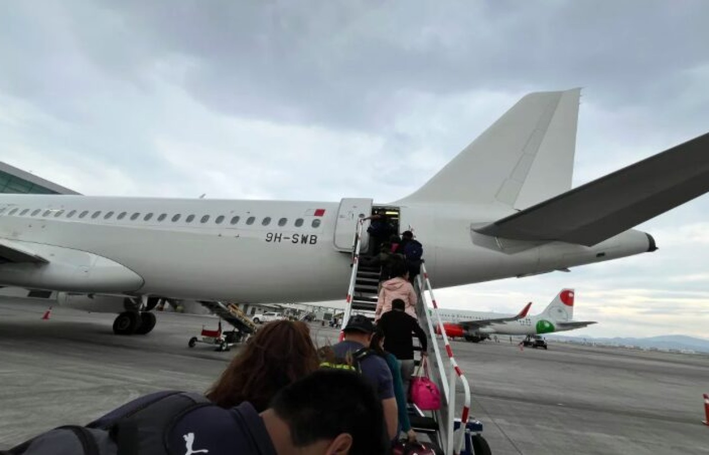 Aeropuertos en pausa y filas interminables por una crisis que nace en Washington