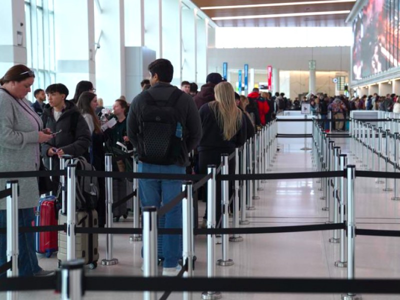 Largas filas en aeropuertos por cierre parcial de gobierno