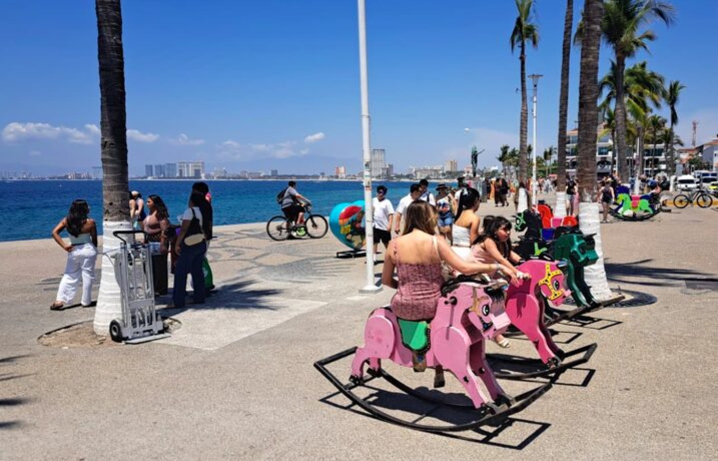 Disfrutan turistas su estancia en Puerto Vallarta
