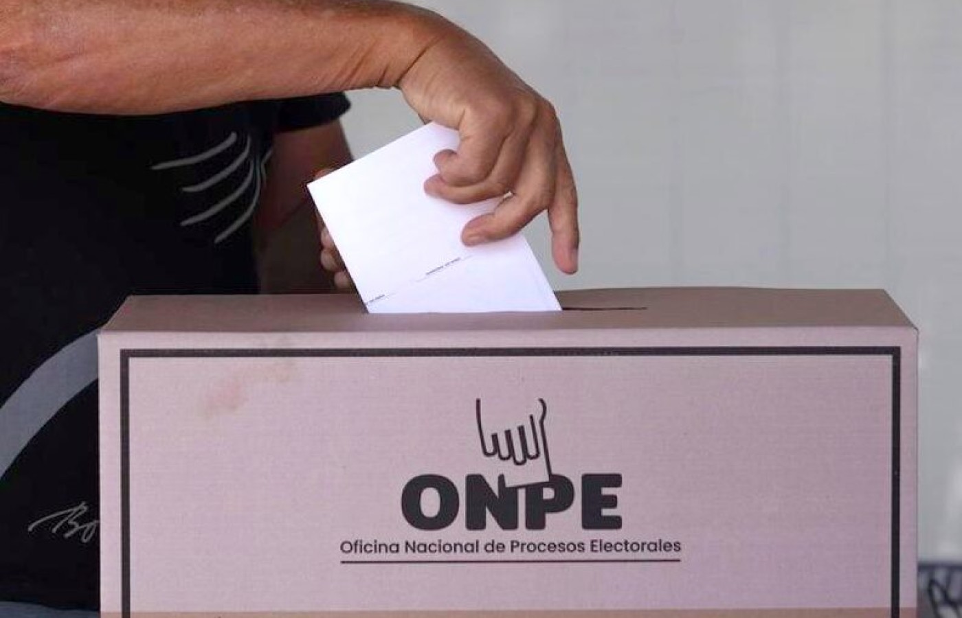 Candidatos Keiko Fujimori y López Aliaga lideran resultados parciales de elecciones generales en Perú