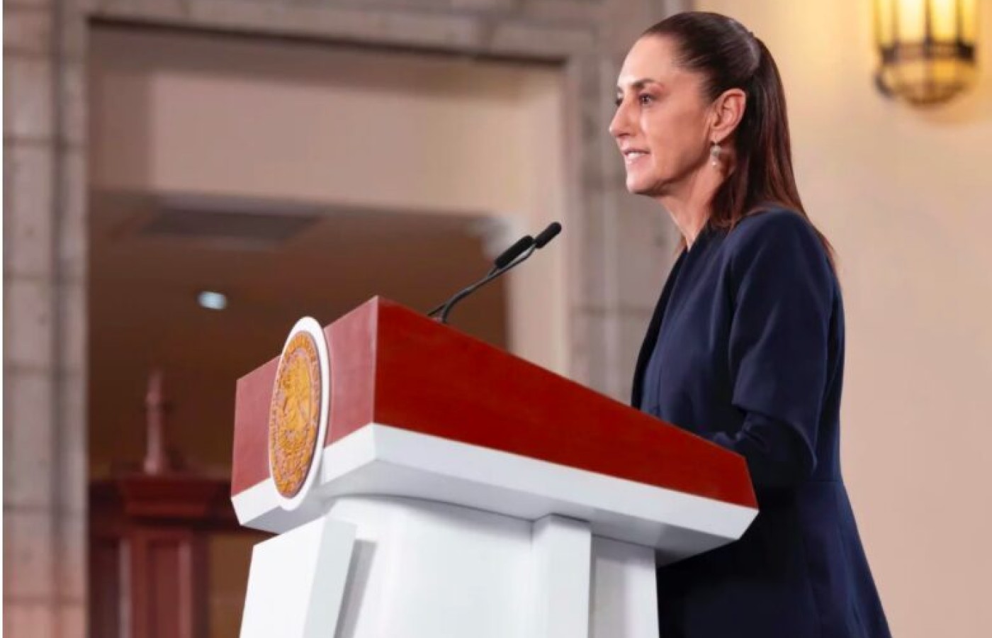 Sheinbaum defiende su decisión de tomar un vuelo comercial tras visitar España