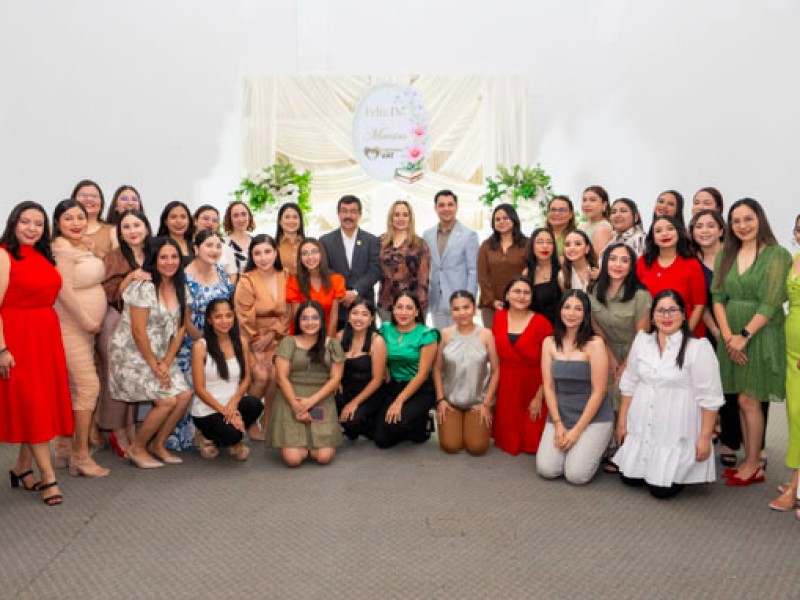Festejan a maestros de Familia UAT