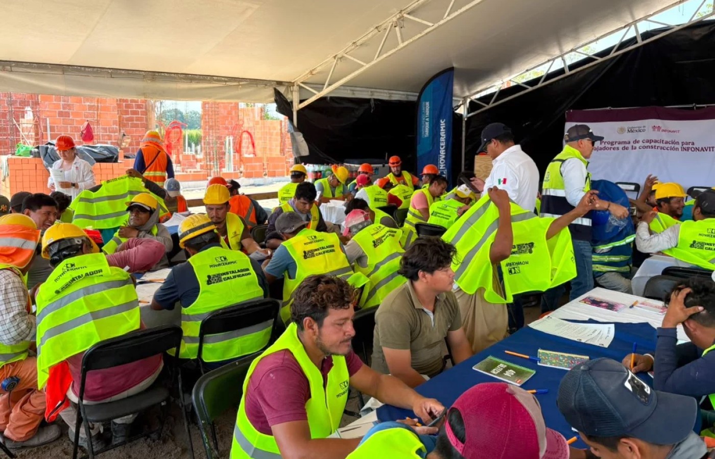 Déficit de albañiles calificados complica meta de un millón de viviendas en México