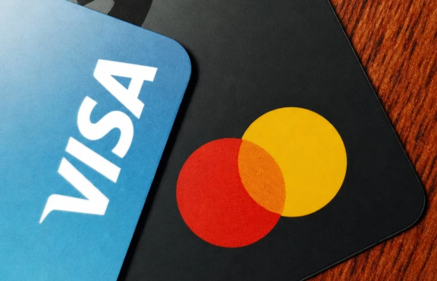 Visa y Mastercard se unen a la diáspora empresarial que huye de Cuba