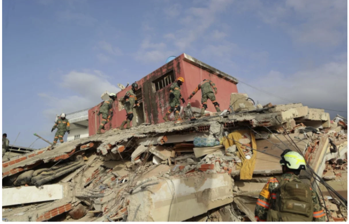 A una semana del terremoto La Guaira enfrenta al régimen por los rescates