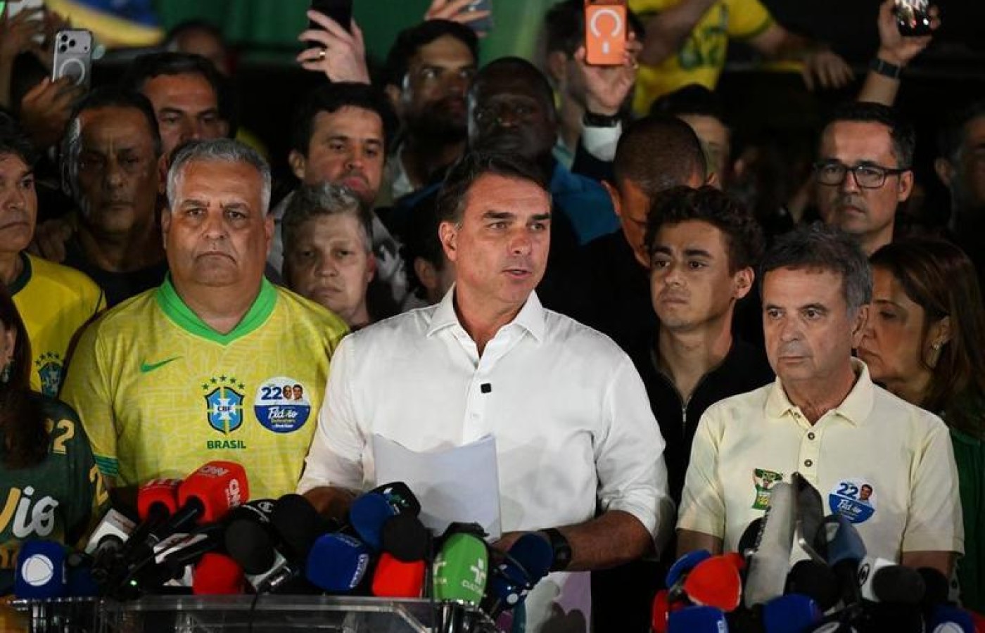 Flavio Bolsonaro llega a Florida tras su derrota electoral en Brasil