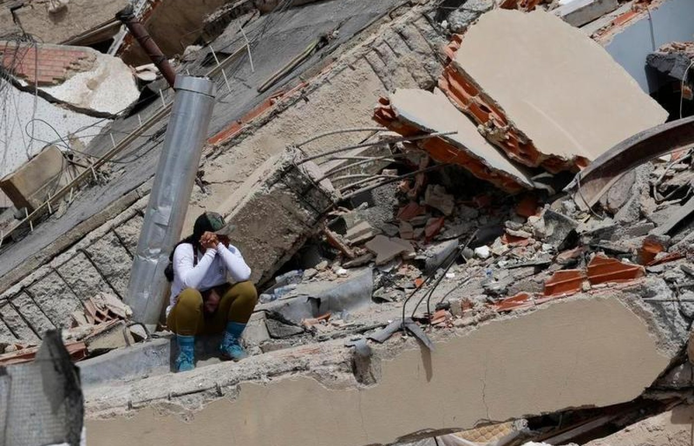Rescatan a joven tras 106 horas atrapado en escombros por sismos en Venezuela