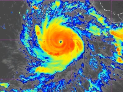Huracán Polo se mantiene mar adentro, pero aún amenaza costas mexicanas