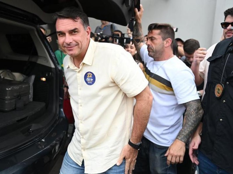 Corte suprema de Brasil prohíbe salir del país a Flávio Bolsonaro y ordena entregar pasaportes