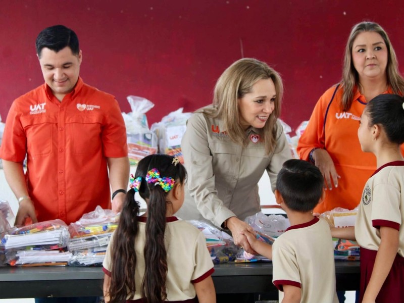 Entrega Familia UAT útiles escolares en escuelas primarias de Güémez y Ciudad Victoria