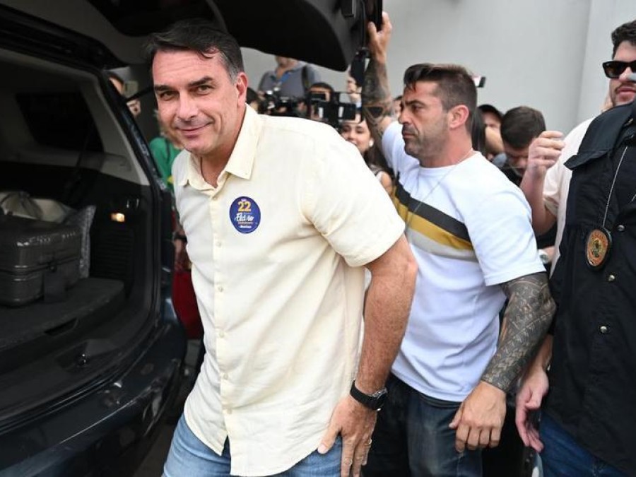 Corte suprema de Brasil prohíbe salir del país a Flávio Bolsonaro y ordena entregar pasaportes